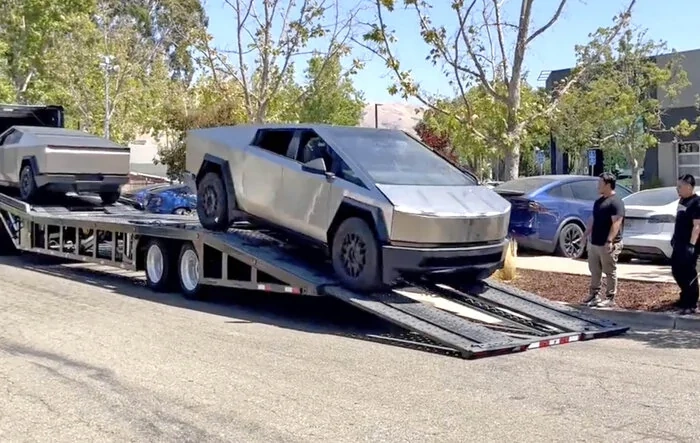 8/29: Cybertrucks spotted heading towards Fremont + unloading videos + reverse sound + open frunk look!