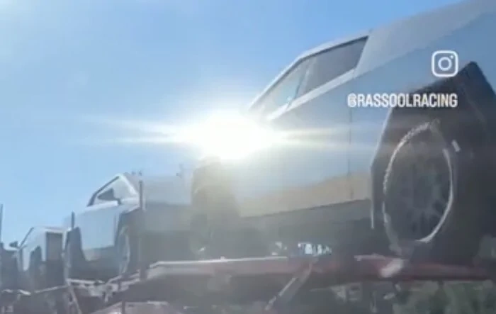 Cybertruck stainless steel SHINES (videos)! Onlookers better be prepared 😎