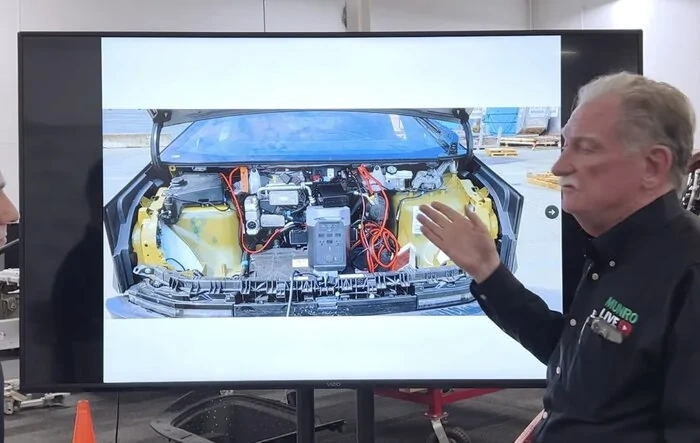 Munro analyzes the Cybertruck Dual Motor frunk closeup & interior photos | Munro Live