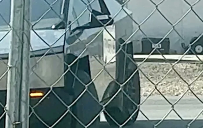 Spotted: CyberTruck U-Turns (and F-150 comparison). Rear wheel steering in action