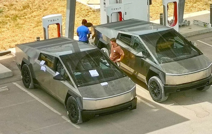 Air suspension lowest vs. tallest height comparison pics (side by side Cybertrucks)