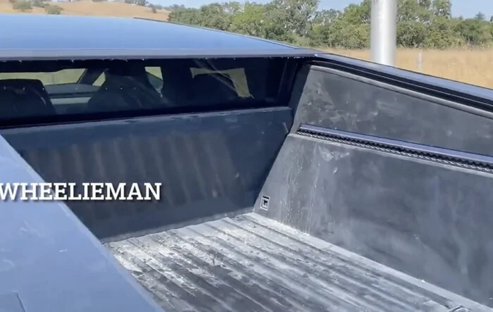 Video: Cybertruck Vents Air Suspension Pressure While Lowering! 💨 + Close Look at Bed Vault!