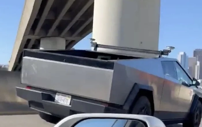 New roof rack / crossbar spotted on Cybertruck