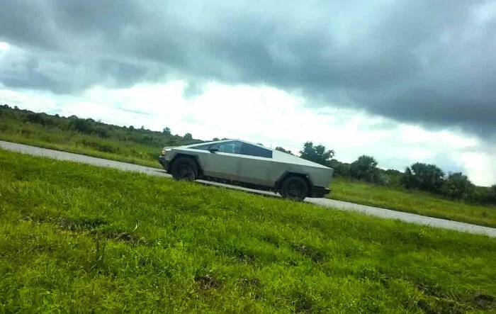 Florida & East Coast keep your eyes peeled! Cybertruck spotted near SpaceX / Cape Canaveral
