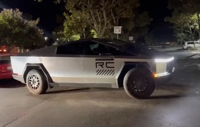 Cybertruck turning radius impressive w/ rear wheel steering -- watch it maneuver this tight spot