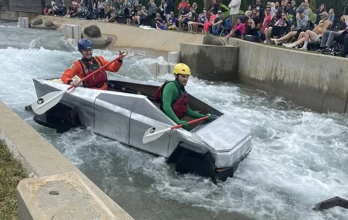Cybertruck floats like kayak 🤣
