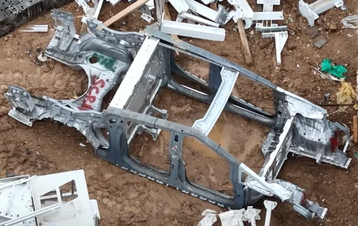 Cybertruck frame in scrap yard shows no midgate and other details