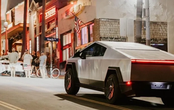 📸 Cybertruck looking awesome at Manhattan Beach Pier sighting