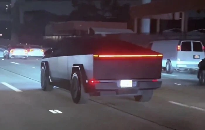 Black Cybertruck looking so stealth at night 🥷🏻