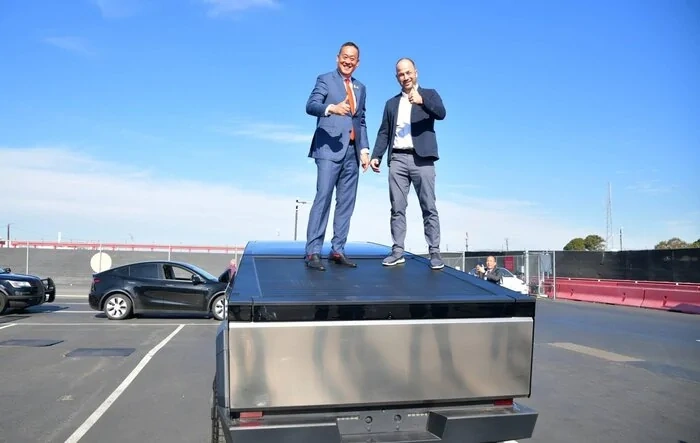 Thailand Prime Minster visits Fremont factory and stands on Cybertruck bed cover [video added]