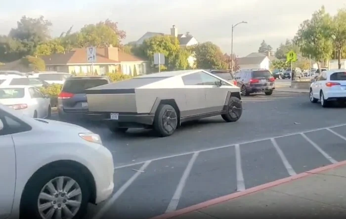 This is how your Cybertruck will look dropping kids off at school 🛸 🏫