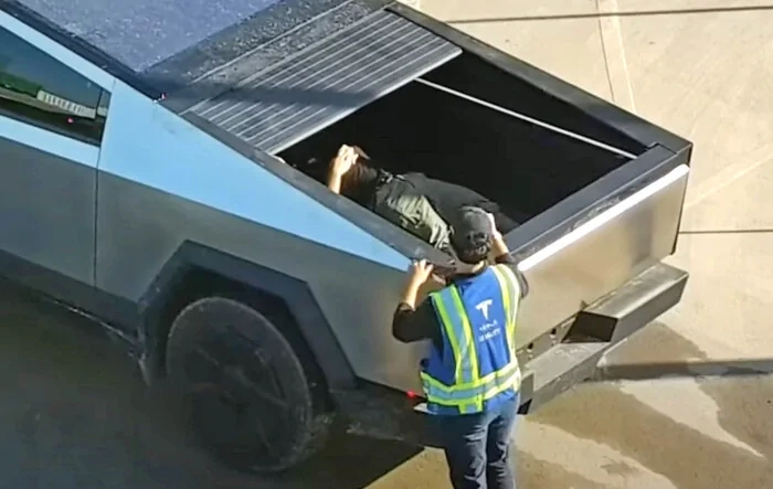 Cybertruck tonneau bed cover water tight / leak test (w/ employee in closed vault) 💦