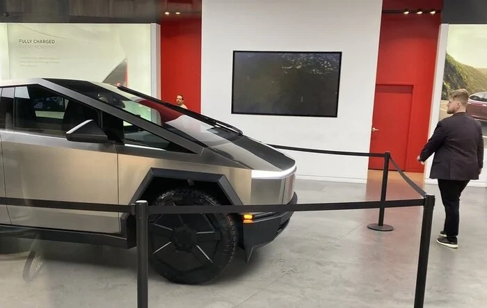Chicago Tesla Store (901 Rush Street) has Cybertruck on display