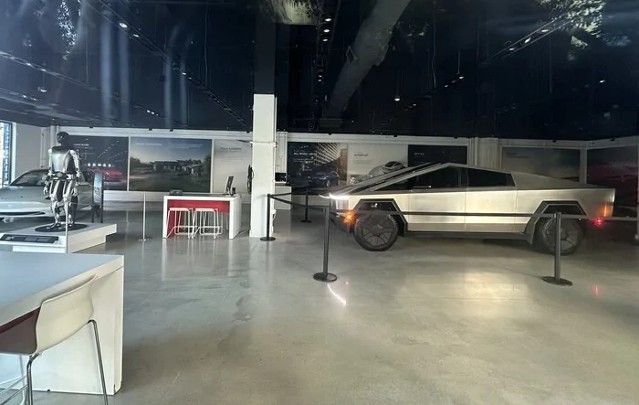 Miami Tesla store now has a Cybertruck & Tesla Bot (Location: 4039 NE 1st Ave, Miami)