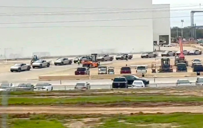 Look at all these Cybertrucks lined up at Giga Texas ahead of delivery event!! 🤩